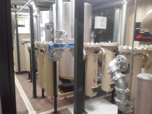 perslucht installatie: professionele garage inrichting met persluchtleidingen apparatuur