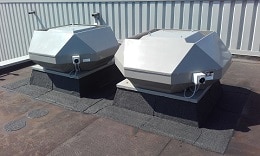 Warmte afvoer units op het dak
